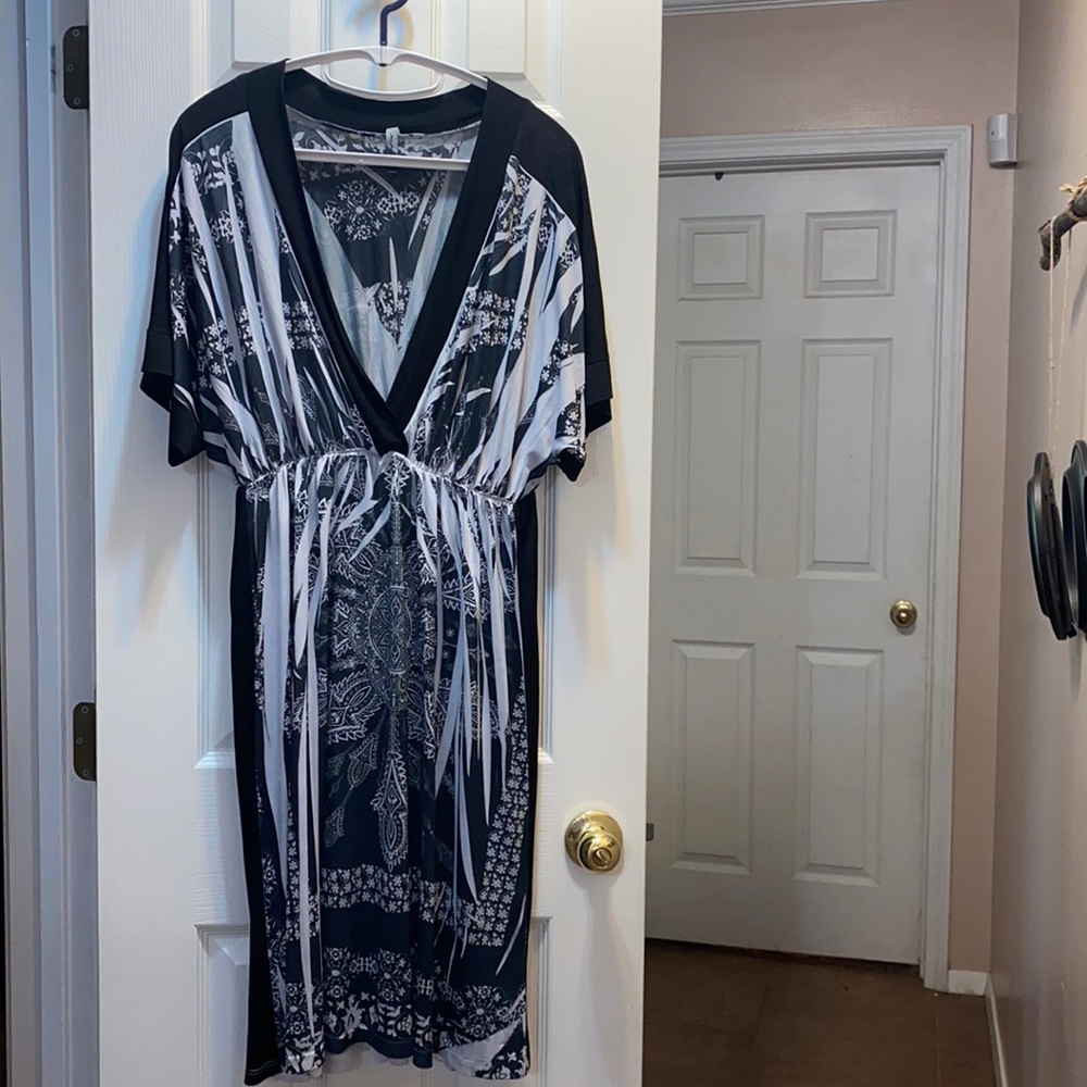 A mi mannhi black and white dress